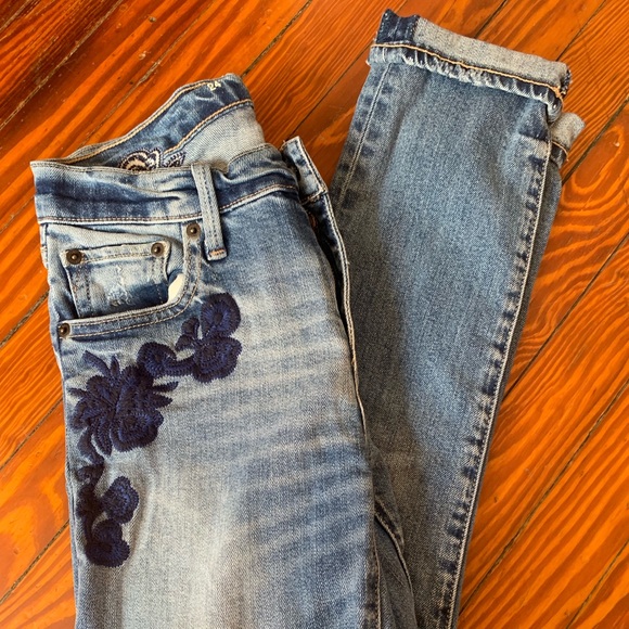 Embroidered floral distressed GAP boyfriend jeans - Picture 4 of 4